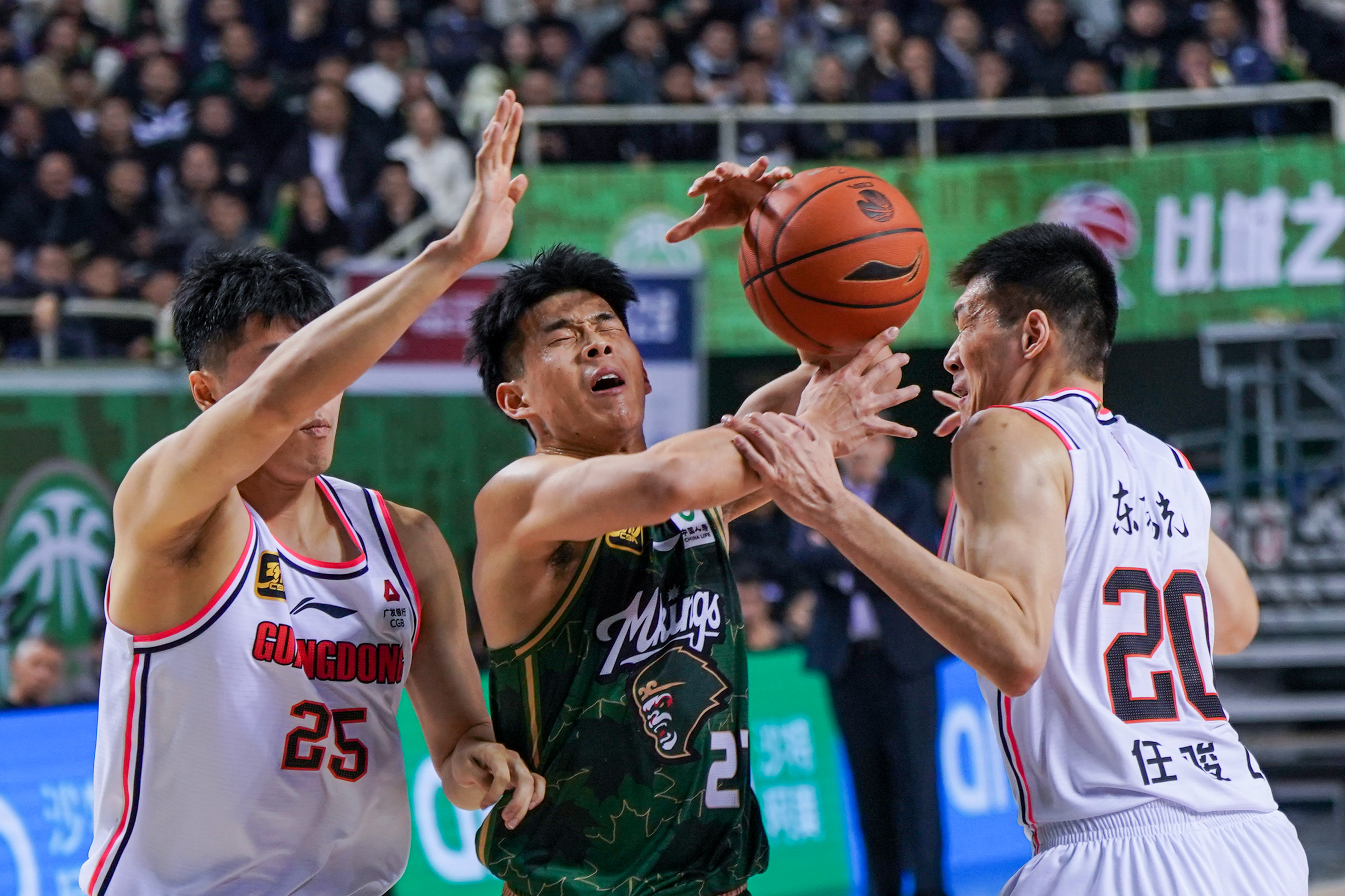 球员们在场上拼尽全力,奉献激情比赛 球员们在场上拼尽全力,奉献激情比赛