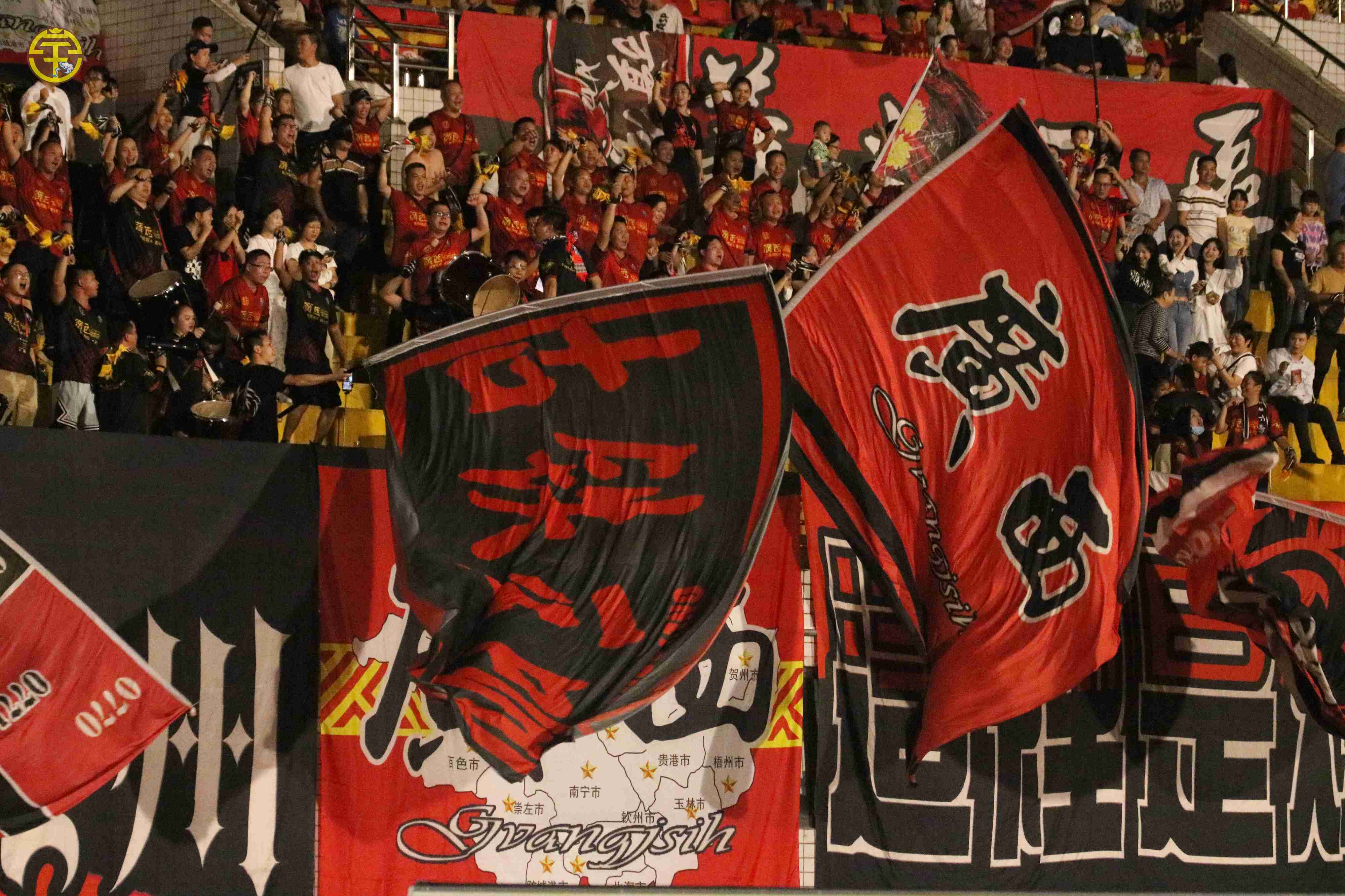 足球赛场上风起云涌,精彩瞬间引爆全场 足球赛场上风起云涌,精彩瞬间引爆全场