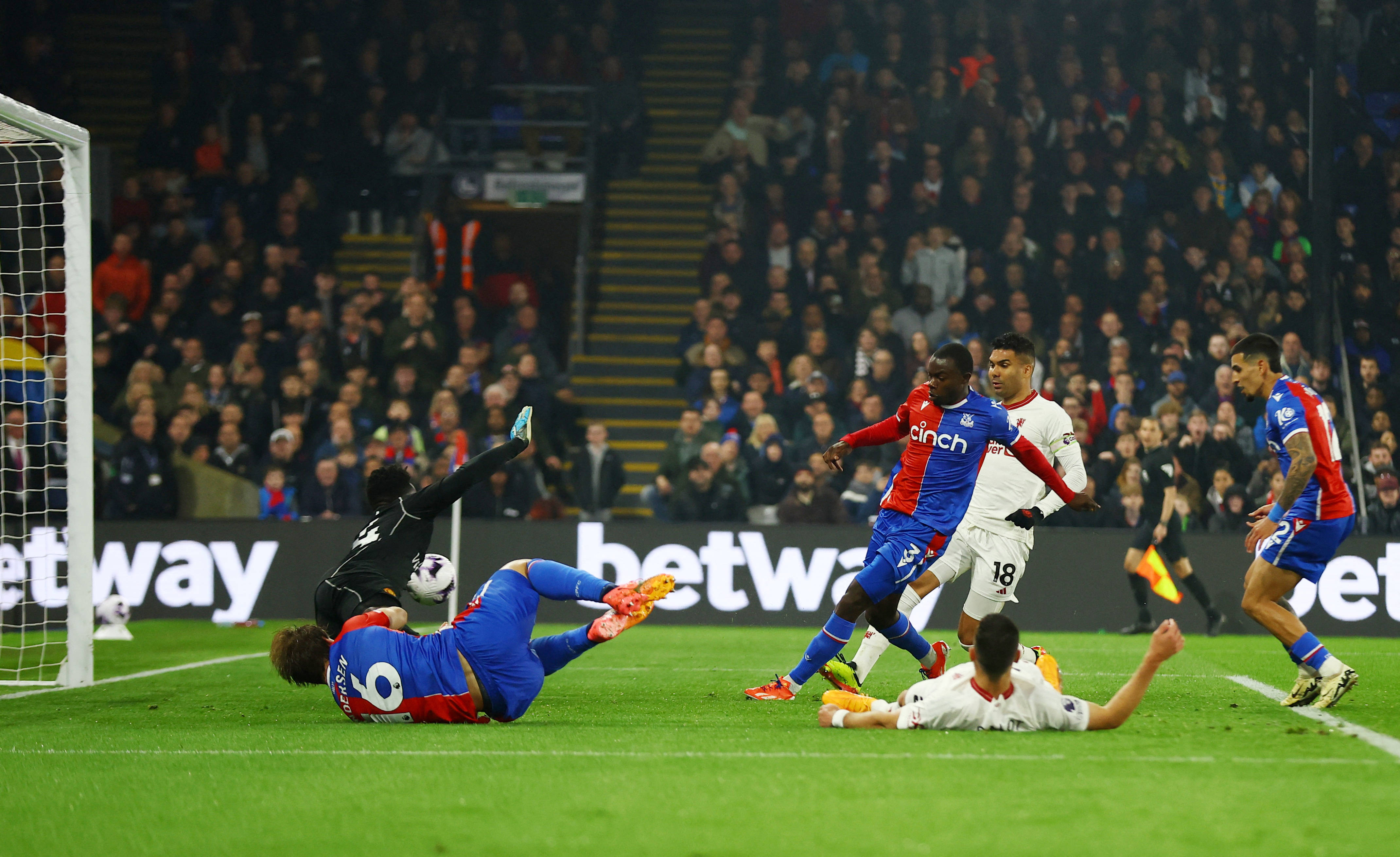 沃特福德主场战胜伯恩茅斯,英超保级前景一片光明 沃特福德主场战胜伯恩茅斯,英超保级前景一片光明